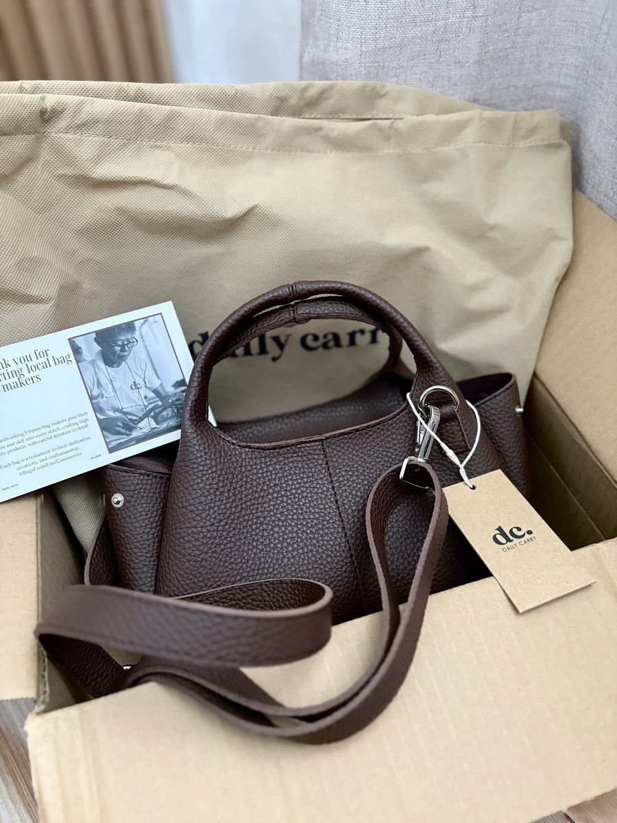 aluraxxxs's tweet photo. Grabe… LOCAL BRAND TO?! 🥹🇵🇭

Gets ko na kung bakit laging sold out yung Daily Carry Mini Clarence. Ang ganda pala talaga in person. 😭✨

Let’s support our hardworking Filipino makers. 🫶🏻🤍 https://t.co/AIf3sNSI7e