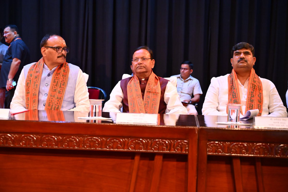 mppchaudhary's tweet photo. प्रदेश के विकास और जन-जन के कल्याण पर मंथन! 

लोक भवन, लखनऊ में उत्तर प्रदेश विधान मंडल के मानसून सत्र-2026 की शुरुआत से पूर्व आयोजित NDA विधान मंडल दल की बैठक में सम्मिलित हुआ।

इस अवसर पर माननीय मुख्यमंत्री योगी आदित्यनाथ जी, माननीय उपमुख्यमंत्री श्री केशव प्रसाद मौर्य जी व श्री ब्रजेश पाठक जी, सुभासपा अध्यक्ष श्री ओम प्रकाश राजभर जी, निषाद पार्टी के प्रमुख डॉ. संजय कुमार निषाद जी, संगठन महामंत्री श्री धर्मपाल सिंह जी सहित NDA के सभी सम्मानित विधायकगण एवं एमएलसी साथियों की गरिमामयी उपस्थिति रही।

इस दौरान राज्य सरकार द्वारा किए गए विकास कार्यों, जनहित की योजनाओं एवं सत्र की रूपरेखा पर विस्तार से विचार-विमर्श हुआ।

#UPWITHPANKAJCHAUDHARY
#मानसून_सत्र_2026
#सेवा_सुशासन_विकास

@myogiadityanath 
@kpmaurya1 
@brajeshpathakup 
@oprajbhar 
@drsanjayknishad 
@idharampalsingh 
@BJP4UP