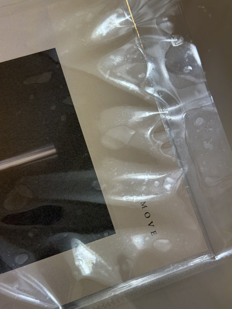 ppl_6vF's tweet photo. 水をこぼしたら収納ファイルにかかってしまい、
岡田くんの会報ゾーンのリフィルにめちゃくちゃ水が入り込んでしまった😭😭

のですが、配送時のOPP袋ごと収納してたので中は無事でした
ほんとに良かった……ッ！！！ https://t.co/1XLkhrWm59
