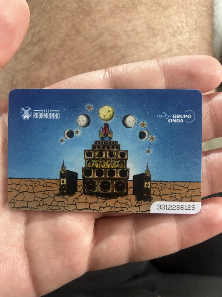 anittxluv's tweet photo. uma coisa que não vi ninguém postar: até o cartão pra comprar no bar no show era lindo. cada detalhe tava lindo demais 🥺 https://t.co/aUT0M8ZCij