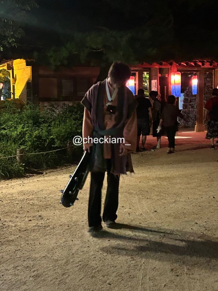 0528_files's tweet photo. GUESS WHO GOT A JOB AS  HORROR VILLAGE SCARE ACTOR 😭😭😭 https://t.co/xVGrLBsyU2
