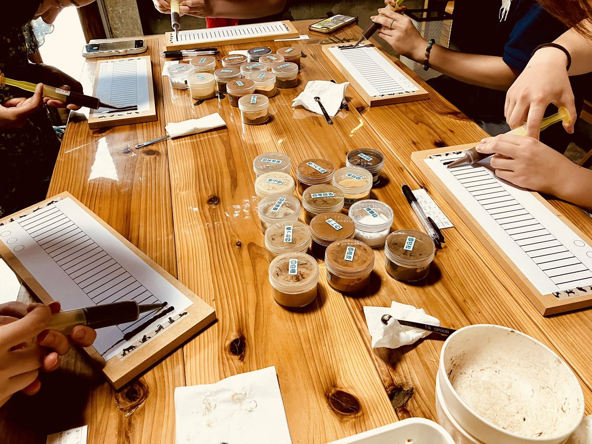 TERA_space76's tweet photo. 今日の腕輪念珠作りとお線香作り体験の様子です♪

玉選び、悩んだっていいんです！
その悩む時間も楽しめれば🙏
そして完成した後は自分で好きな玉を買ってどんどんリメイクしたっていいんです✨

#京都
#体験
#お線香
#腕輪念珠
#寺スペース https://t.co/SLH525hBRC