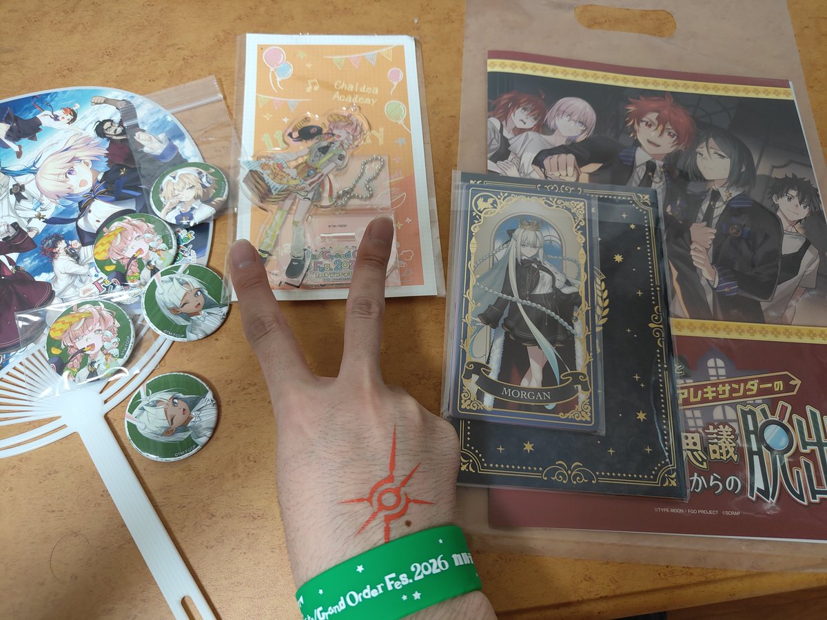 Zero_flower0's tweet photo. FGOフェスから帰還しました〜
推しのゴッホちゃんのアクスタと缶バッチが当たって嬉しかった〜
始めてFGOのフェスに行ったけどめっちゃ楽しかった
ゴッホちゃんのコスプレをしている方が2人もいて、御二方ともクオリティが高くて凄かった！！
#FGO11周年
#FGO
#FGOフェス https://t.co/v20UF3ktKO