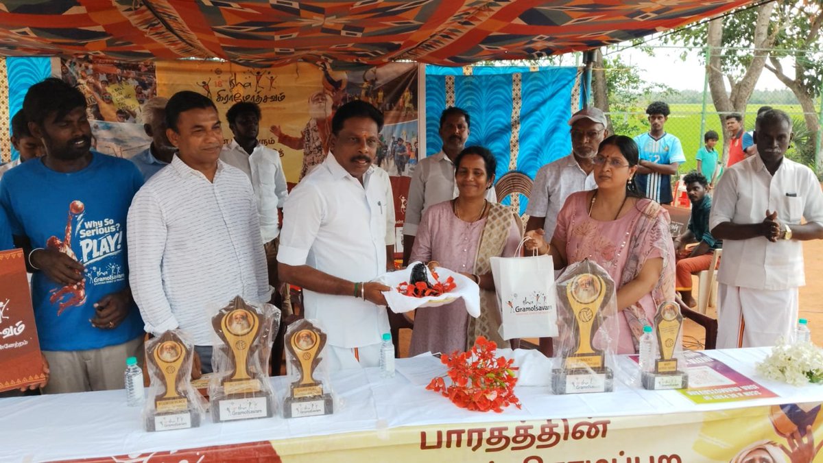 IshaTamil's tweet photo. மாண்புமிகு எம்.எல்.ஏ. திரு. ஆர். விஜயசரவணன் அவர்கள், தஞ்சாவூரில் நடைபெற்ற ஈஷா கிராமோத்சவம் வாலிபால் கிளஸ்டர் போட்டியில் சிறப்பு விருந்தினராகக் கலந்துகொண்டு வீரர்களை ஊக்குவித்தார்.

எங்கள் மனமார்ந்த நன்றிகள் அவருக்கு 🙏

10 மாநிலங்கள் & 1 யூனியன் பிரதேசம் | 40,000+ கிராமங்கள் | 80,000+ வீரர்கள் | 15,000+ பெண்கள் வீராங்கனைகள்

சத்குரு முன்னிலையில் செப்டம்பர் 6, கோவை ஈஷா யோகா மையத்தில் நடைபெறும் இறுதிப் போட்டிக்கு தங்களை அன்புடன் வரவேற்கிறோம்!

#IshaGramotsavam
