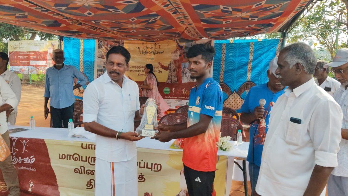 IshaTamil's tweet photo. மாண்புமிகு எம்.எல்.ஏ. திரு. ஆர். விஜயசரவணன் அவர்கள், தஞ்சாவூரில் நடைபெற்ற ஈஷா கிராமோத்சவம் வாலிபால் கிளஸ்டர் போட்டியில் சிறப்பு விருந்தினராகக் கலந்துகொண்டு வீரர்களை ஊக்குவித்தார்.

எங்கள் மனமார்ந்த நன்றிகள் அவருக்கு 🙏

10 மாநிலங்கள் & 1 யூனியன் பிரதேசம் | 40,000+ கிராமங்கள் | 80,000+ வீரர்கள் | 15,000+ பெண்கள் வீராங்கனைகள்

சத்குரு முன்னிலையில் செப்டம்பர் 6, கோவை ஈஷா யோகா மையத்தில் நடைபெறும் இறுதிப் போட்டிக்கு தங்களை அன்புடன் வரவேற்கிறோம்!

#IshaGramotsavam