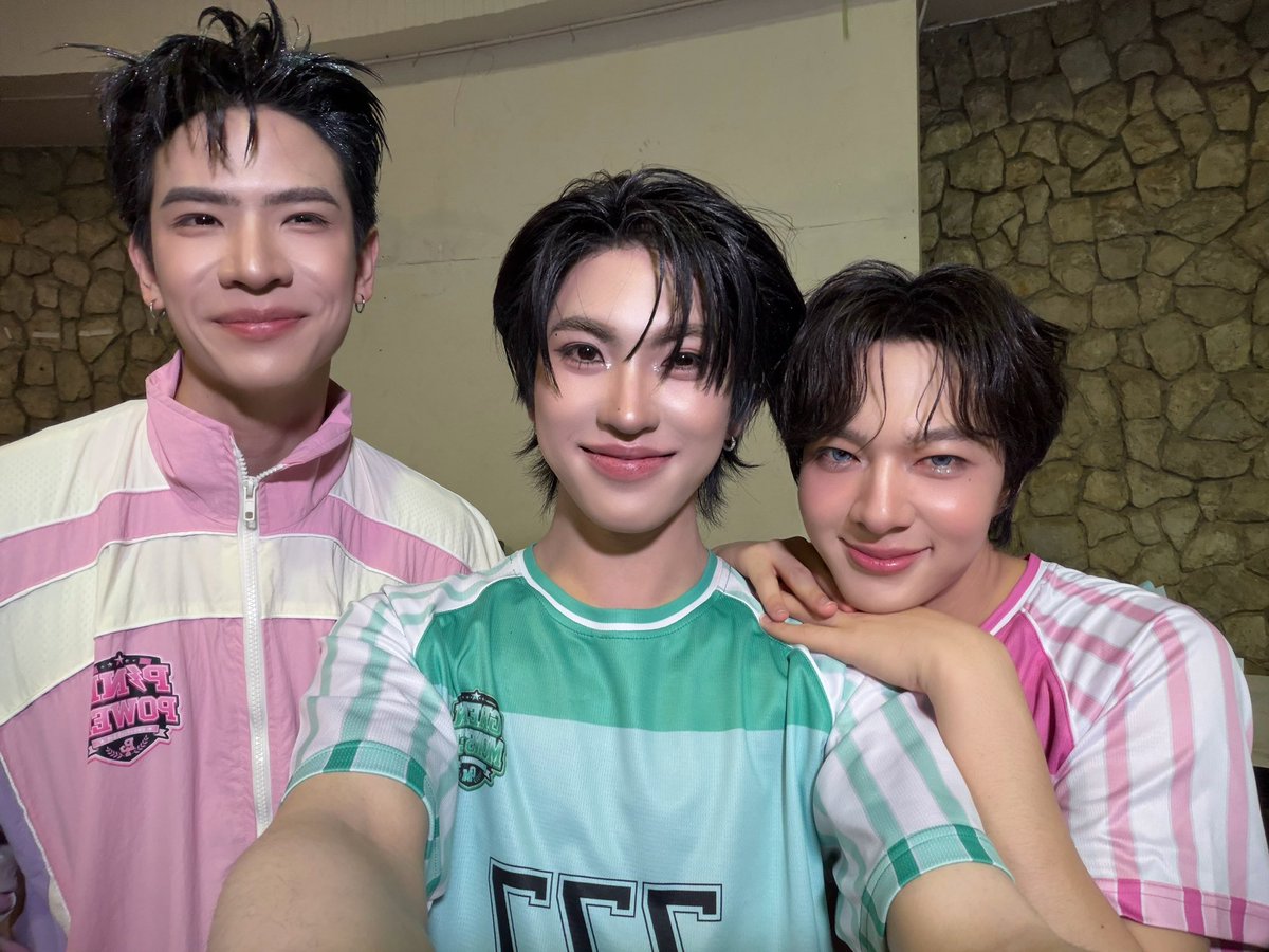 jipapnuna's tweet photo. เป็นเฟรมที่น่ารักมากจัง เต้กับนิวรู้จักกันในแก๊งเกร๋มาก่อน จนพี่คิมเข้ามา พี่คิมมองนิวเป็นไอดอลจนตอนนี้สนิทกันพี่คิมมาเป็นเพื่อนเล่นชีแทนละ ส่วนเต้กับพี่คิมก็มาคู่กัน แล้วยัยนิวกลายเป็นสตีฟ 😂 https://t.co/bQUK8LdFkz