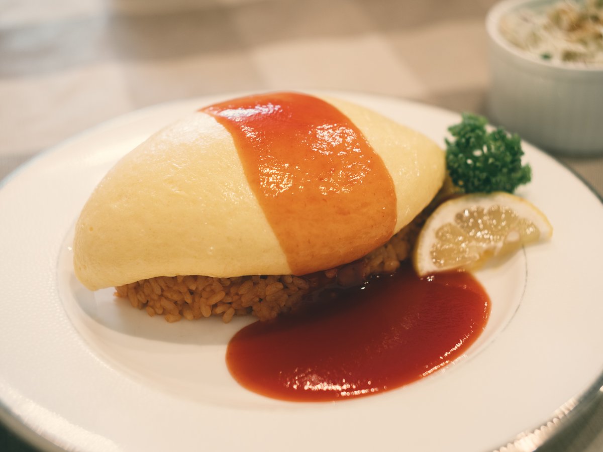 benjemono's tweet photo. 紫波のルッシュのオムライスを食べた。とろっふわ完璧オムだった。
店主はかつて盛岡のロシア亭北斗の料理長をされていた方だそうで、それを聞いて北斗を懐かしく思った。 https://t.co/2Fphbj5ELy