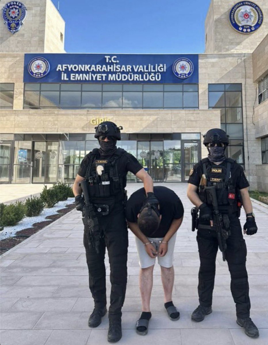 mucazat_'s tweet photo. Cumhurbaşkanı Erdoğan’a suikast girişimininde bulunan Burkay Karatepe isimli teröriste kendisine ait simkart veren ve saklanmasına yardımcı olan Özcan Atlı, Zafer Parti sempatizanı Afyonkarahisar’da yaşayan bir kemalist birisi çıktı.

Çok şaşırdım aq :) https://t.co/DTFszQcj23