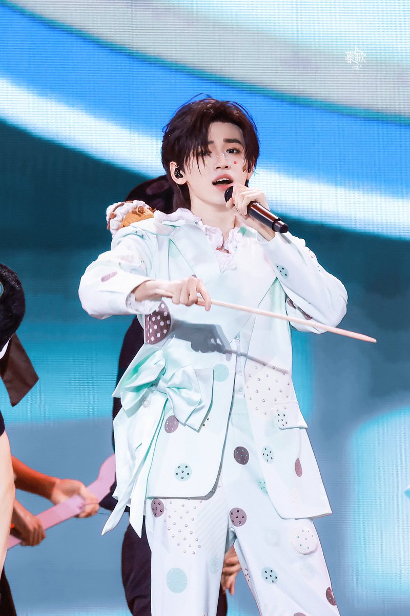 AllforSYX's tweet photo. 《看见什么吃什么》 - 眼睛先开饭
cr. Lullaby·宋亚轩
暮歌丨宋亚轩
#宋亚轩 #PM5:23 #TNT #时代少年团 #Teensintimes #leadsinger #mainvocal #宋亞軒 #SongYaXuan #송야쉔 https://t.co/y1MhW7Lh3x