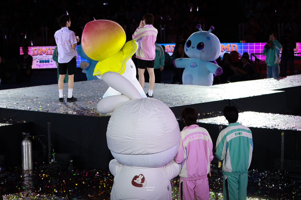 MYLOVELY_YELLOW's tweet photo. ชอบช็อตนี้มาก ๆ เลย เหมือนเห็นตอนจบที่สมบูรณ์แบบของแก๊งเขมแล้ว วันนี้เก่งน้ำปิงมีโอ๋เอ๋ เติ้ลเฟิร์สวันก็มีเรนนี่ เด็ก ๆ น่ารักกันมาก ๆ เกิดวันเดียวกัน เพื่อนคนแรกของกันและกัน ทำงานด้วยกันมานาน ในอนาคตก็ต้องแยกย้ายกันไปทำงาน นี่ต้องคิดถึงภาพของ 6 คนนี้อยู่ด้วยกันมาก ๆ เลยแหละ https://t.co/1Dyb1VKfSf