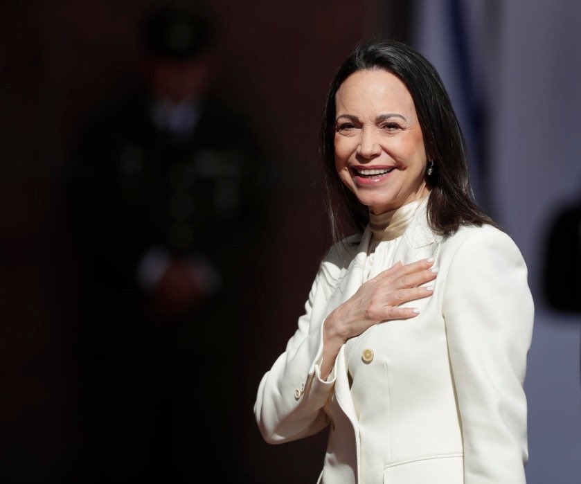Vannsase's tweet photo. La Jugada Magistral de @MariaCorinaYA 

Hoy María Corina eleva la Vara Política en el país. 

Y desde el comunicado que emite en acompañamiento del presidente electo Edmundo González, se coloca en el tablero en posición de Jaque Mate…. Siguen manteniendo el músculo ciudadano sin desmeritar el esfuerzo. 

La entrevista de ayer con el periodista Olavarrieta termina de posicionarla en el tablero…. No tiene ninguna razón para confiar, y eventualmente tendrán que levantar el teléfono y llamarla. 

Ya tienen su número! 

In negociable….. el ejercicio soberano está VIGENTE.