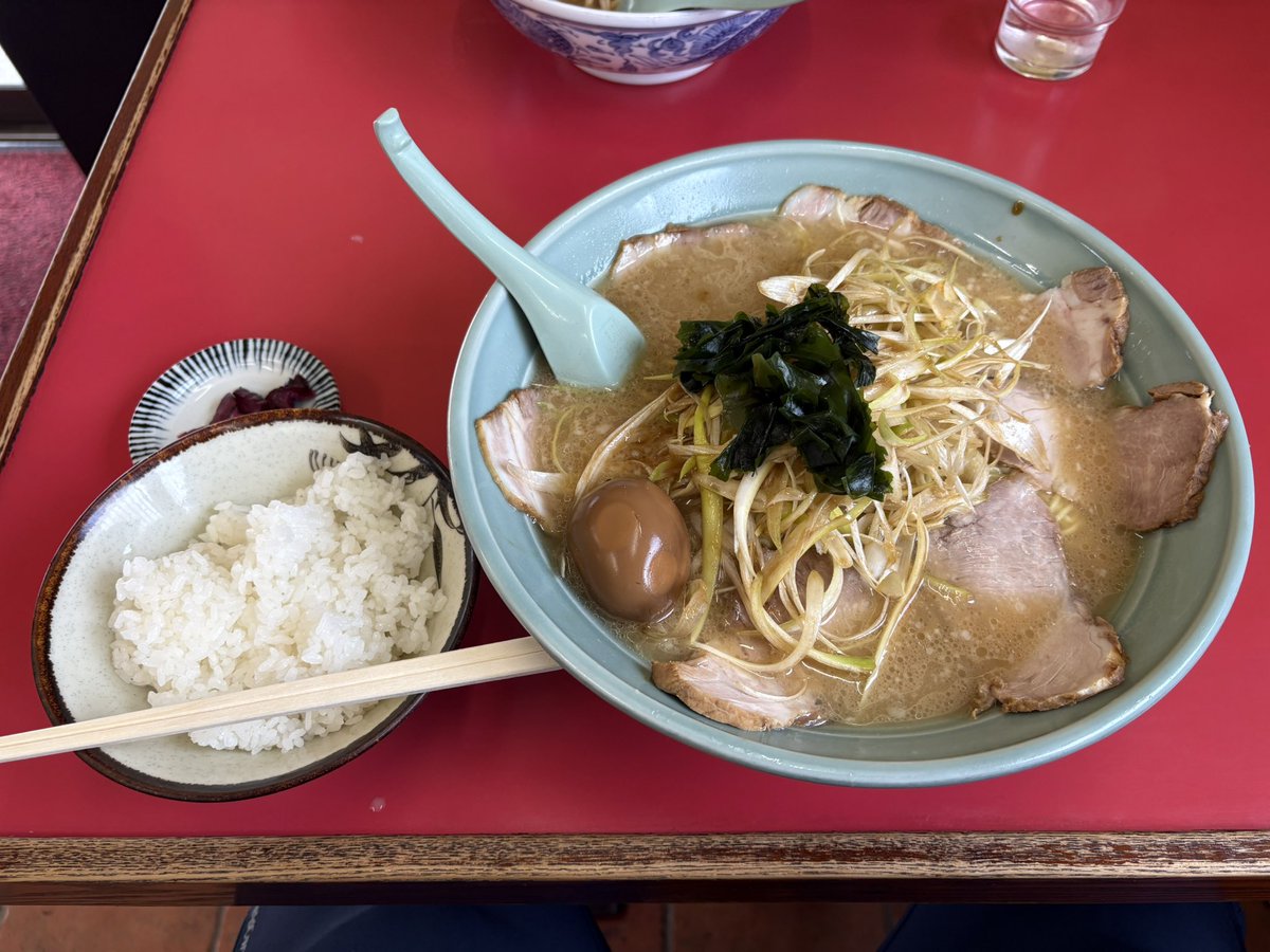 onigirinomemo's tweet photo. 2026/7/30 四街道 ラーメンショップ椿大日店
ネギチャーシュー麺大+ライス+味玉 1500円？
いつもお世話になってる取引先の人と現場回りつつ
そもそも椿って何ぞやという話になり調べたら本家からの直系なんですね、知らなんだ、、、
マイルド目なラーショだったけどコクあって美味しかったなあ https://t.co/hM9tPks8pL