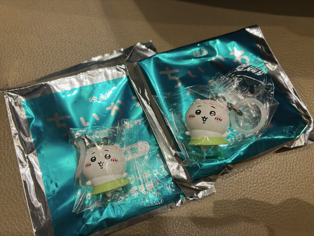 f__o_o_'s tweet photo. 【交換】映画 ちいかわ 人魚の島のひみつ
入場者特典　チャーム

譲　ちいかわ
求　ハチワレ

渋谷〜横浜近辺で手渡し、または郵送も可能です。 https://t.co/jK9XxWq3xu