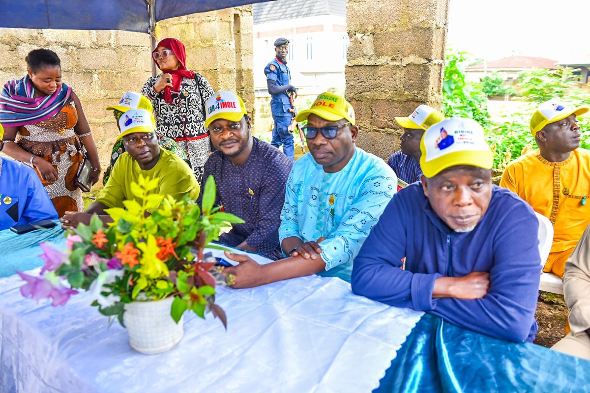 ceebob8's tweet photo. @OsunSSG @AAdeleke_01 Yesterday, alongside party leaders in Osogbo, I visited Zone 8, Oke-Arugbo, as we continued our grassroots mobilization for the re-election of His Excellency, @AAdeleke_01 https://t.co/k4P1nAPTZE