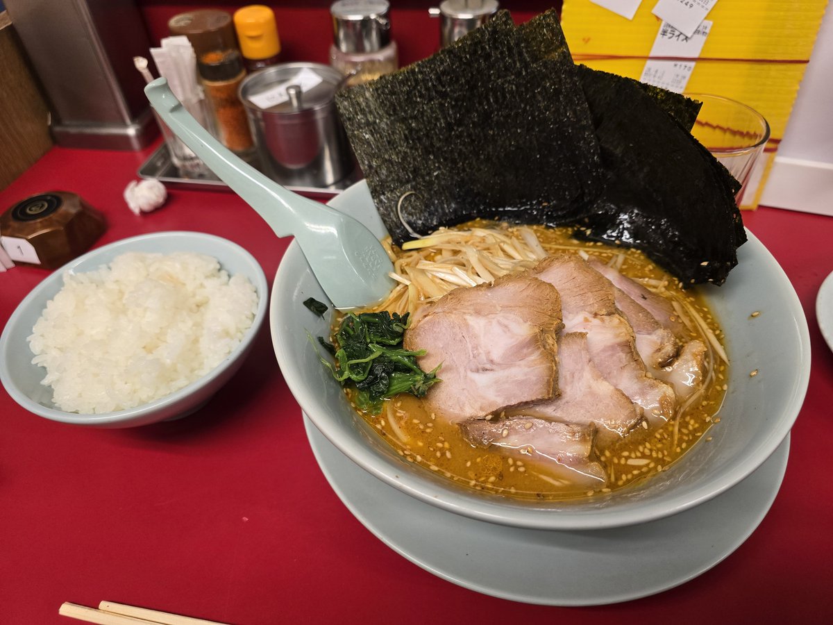 Hatara9524's tweet photo. 頑張ってる自分へのご褒美で約1年ぶりの山岡家！！
せめてもの罪悪感で脂の量は普通に💦
推定カロリー1900kcal😅 https://t.co/MS7QexRksD