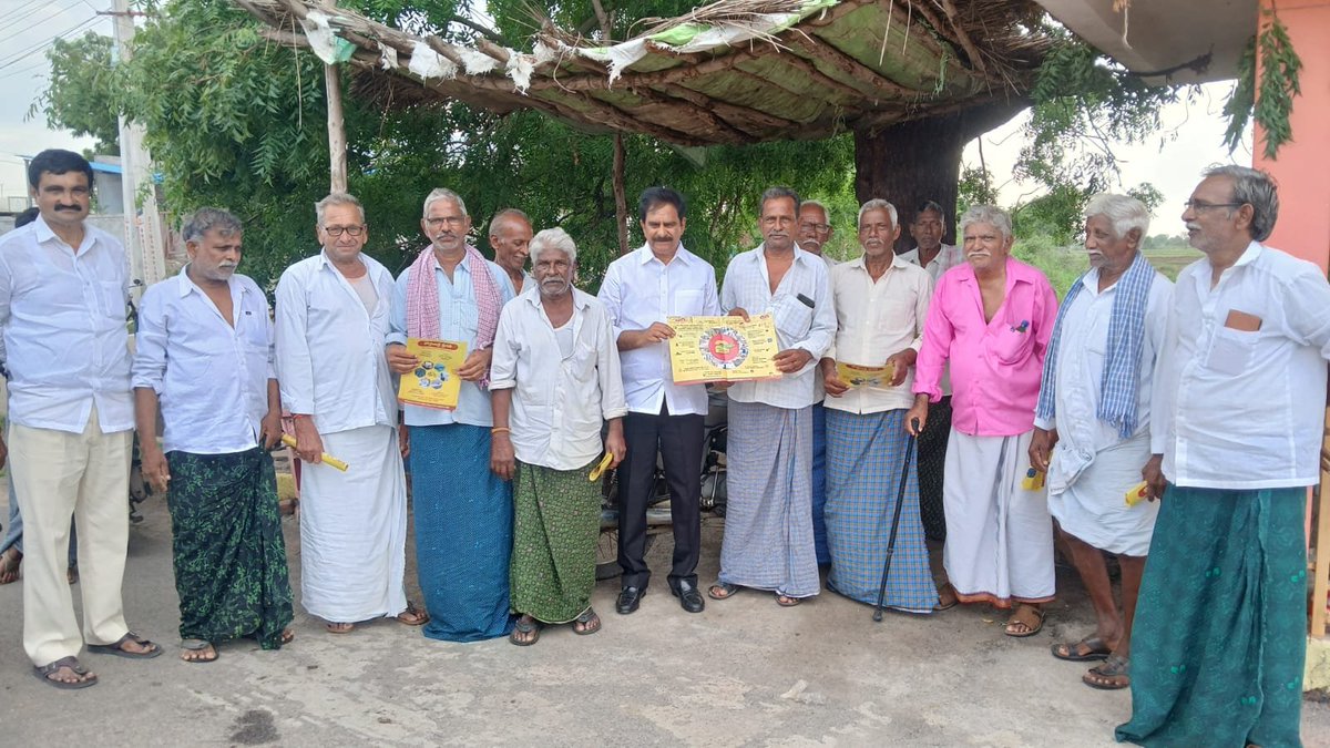 DevineniUma's tweet photo. ★ముఖ్యమంత్రి శ్రీ నారా చంద్రబాబు నాయుడు గారు తీసుకొచ్చిన ఎత్తిపోతల పథకాలే నేడు రైతాంగాన్ని ఆదుకుంటూ వ్యవసాయానికి జీవనాధారంగా నిలిచాయి

★ రూ.4,000 వృద్ధాప్య పెన్షన్ ద్వారా పెద్దల ఆత్మగౌరవాన్ని కూటమి ప్రభుత్వం మరింత పెంచింది

★ఇంటింటికీ వెళ్లి కూటమి ప్రభుత్వ సంక్షేమ, అభివృద్ధి కార్యక్రమాల ప్రచారం

★స్థానిక సంస్థల ఎన్నికల్లో పార్టీ విజయమే లక్ష్యంగా కార్యకర్తలు కృషి చేయాలి

★సూపర్ సిక్స్ హామీలను సమర్థంగా అమలు చేస్తున్న కూటమి ప్రభుత్వం

★వేదాద్రి ఎత్తిపోతల పథకాన్ని గత ఐదేళ్లు వైసిపి ప్రభుత్వం మూలన పడేస్తే కూటమి ప్రభుత్వం వచ్చాక నిధులు మంజూరు చేసి ఉపయోగం లోకి తీసుకురావడానికి పనులు జరుగుతున్నాయి. ముక్త్యాల, చింతలపూడి ఎత్తిపోతల పథకాల పనులు త్వరితగతిన పూర్తి అవుతున్నాయి 

కంచికచర్ల మండలం మున్నలూరు గ్రామంలో నిర్వహించిన "ఇంటింటికీ తెలుగుదేశం" కార్యక్రమంలో స్థానిక నాయకులతో కలిసి పాల్గొని, కూటమి ప్రభుత్వం రెండేళ్లలో అమలు చేసిన సంక్షేమ పథకాలు, చేపట్టిన అభివృద్ధి కార్యక్రమాలను ప్రజలకు వివరిస్తూ కరపత్రాలు పంపిణీ చేయడం జరిగింది.

-కుటుంబంలో ఎంతమంది పిల్లలు ఉన్నా ప్రతి తల్లికి "తల్లికి వందనం" పథకాన్ని అందించిన ఘనత కూటమి ప్రభుత్వానిదే

 -అన్నదాత సుఖీభవ, మహిళలకు ఉచిత బస్సు ప్రయాణం, ఏడాదికి మూడు ఉచిత గ్యాస్ సిలిండర్లు, 20 లక్షల ఉద్యోగాల కల్పన వంటి సూపర్ సిక్స్ హామీలను ప్రభుత్వం సమర్థవంతంగా అమలు చేస్తోంది 

-రెండేళ్లలో ప్రభుత్వం చేసిన సంక్షేమం, అభివృద్ధిని పార్టీ శ్రేణులు ప్రజల ముందుకు తీసుకెళ్లి ప్రతి ఇంటికీ చేరవేయాలి

-రానున్న స్థానిక సంస్థల ఎన్నికల్లో తెలుగుదేశం పార్టీ విజయమే లక్ష్యంగా ప్రతి కార్యకర్త సమిష్టిగా కృషి చేయాలి 
#IntintikiTeluguDesam 
#2YrsOfTrustDevelopmentWelfare  
#IdhiManchiPrabhutvam 
#ChandrababuNaidu #NaraLokesh #DevineniUma #AndhraPradesh