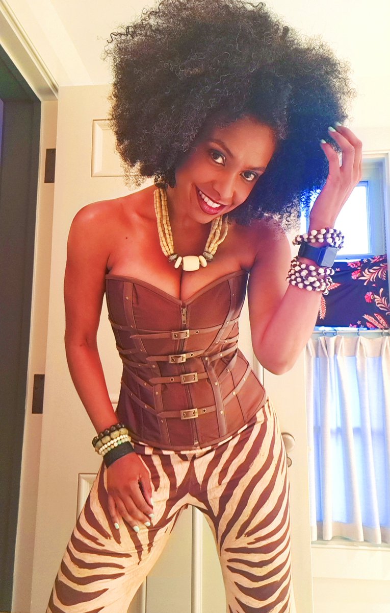 Jessie_Wagner's tweet photo. Had to keep it interesting at my Hamptons gig last night. #fashiongram #styleoftheday #jessiewagner #afrohair #giglife https://t.co/uNtfJXUaiP