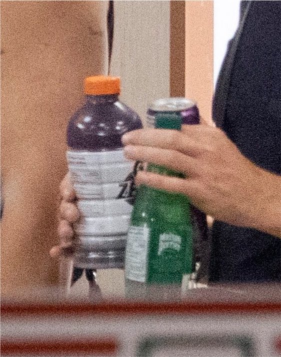 StorrieSquad's tweet photo. It’s giving Zendaya and her 4 drinks https://t.co/o7SgFzDvCm