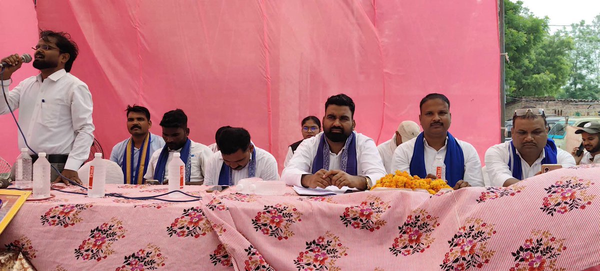 Drkuldeepbhargv's tweet photo. 📍 ग्राम मुमताजपुर, हरगांव | तहसील प्रवास एवं संगठन विस्तार अभियान

आज मुमताजपुर में "हर गाँव संगठन, हर हाथ जिम्मेदारी" के संकल्प को आगे बढ़ाते हुए बड़ी संख्या में साथियों ने भीम आर्मी भारत एकता मिशन की सदस्यता ग्रहण कर संगठन को मजबूत करने का संकल्प लिया।

आप सभी का अपार स्नेह, विश्वास और समर्थन इस बात का प्रमाण है कि बदलाव की यह मुहिम अब हर गाँव तक पहुँच रही है।

संगठन मजबूत होगा, समाज सशक्त होगा।

जय भीम | जय संविधान | जय भारत | जय भीम आर्मी