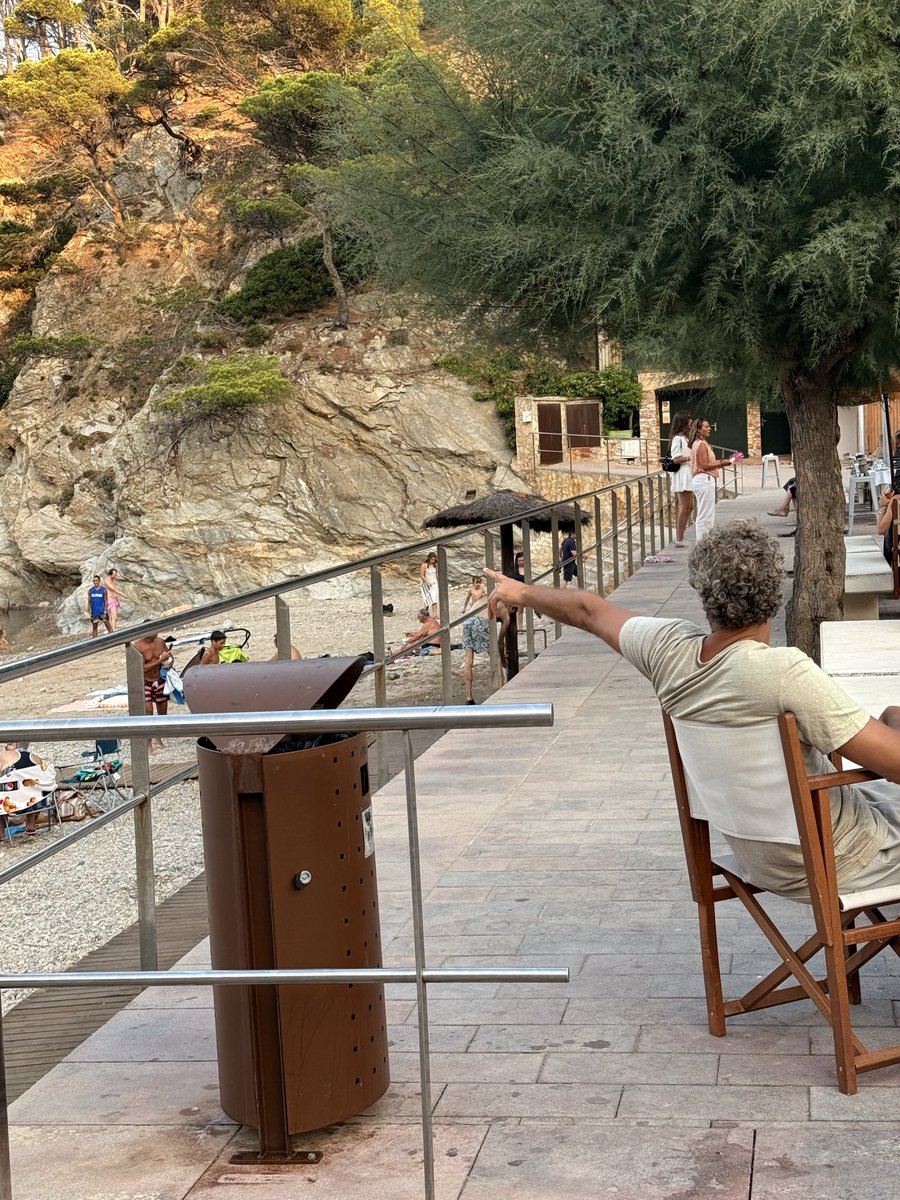 rosacarme07's tweet photo. No és una ocupació ocasional: El restaurant Sa Barca a #SaTuna (antic Es Furió) s'ha col·locat així des de l'abril. Tapa el pas al passeig i el perill és que toca l'escala amb una taula de 🍽️ 4, dificultant el pas a 👵👩🏼‍🦯👨🏽‍🦽‍➡️. https://t.co/EGvMF0PCWL