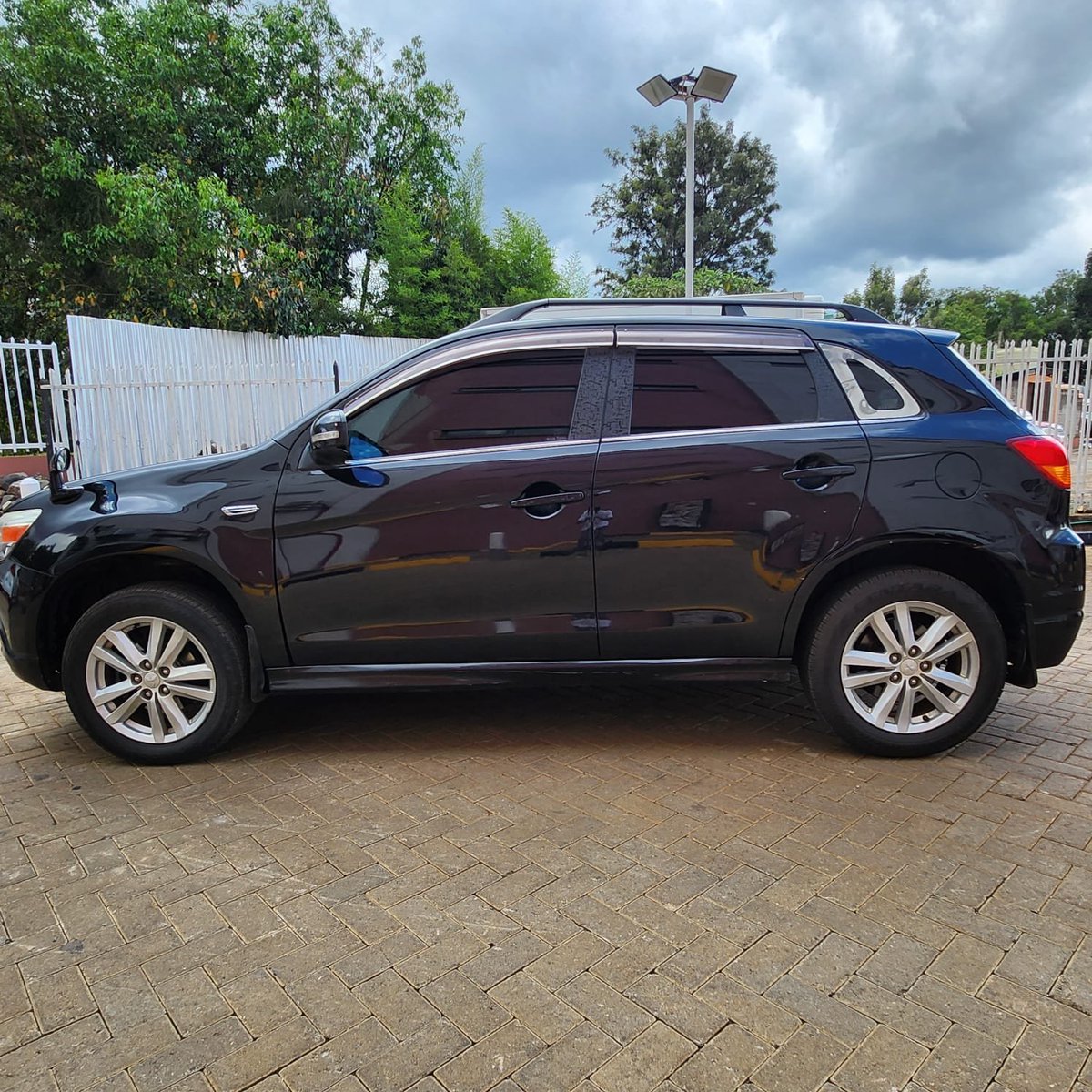 DerrickUdu55582's tweet photo. Mitsubishi RVR 
Automatic 
1800cc
1,300,000ksh
0799561061 https://t.co/oZFEFtDcf5