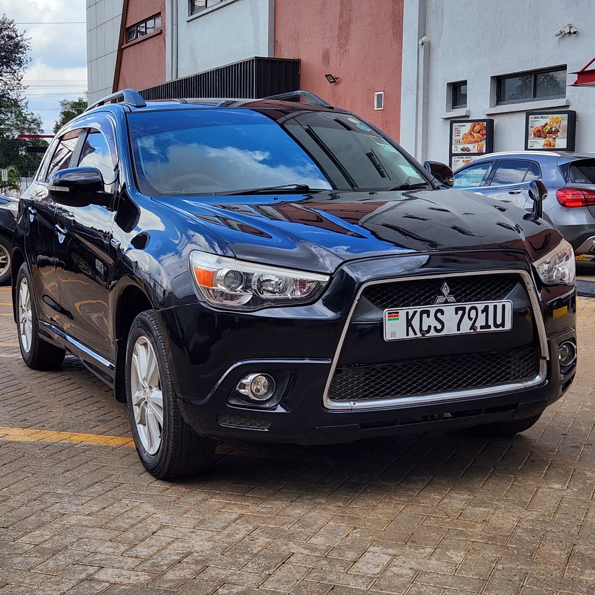 DerrickUdu55582's tweet photo. Mitsubishi RVR 
Automatic 
1800cc
1,300,000ksh
0799561061 https://t.co/oZFEFtDcf5