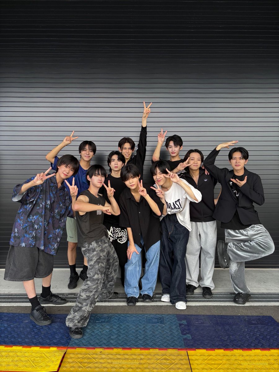 jr_official_X's tweet photo. 【 💫Concert 】

『 KEY TO LIT Arena Tour 2026 NEO CLASSICS 』

兵庫公演ありがとうございました⚓️✨

続いては東京公演🗼
盛り上がる準備をして待っていてください🪭🪩💫

#KEYTOLIT 
#岩﨑大昇 #井上瑞稀 #中村嶺亜 #猪狩蒼弥 #佐々木大光
#関翔馬 #鈴木瑛朝 #渡辺惟良 #岸蒼太 #小久保向一朗 #岡橋亮汰 #壹岐碧 #林田芯 #新宮楓真 #田代海瑠