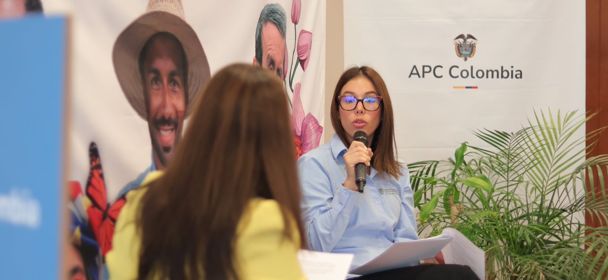 APCColombia's tweet photo. #LecturaRecomendada 🤓 | #APCColombia realizó su Rendición de Cuentas, un espacio en el que mostró cómo la #CooperaciónInternacional llegó a los territorios para impulsar el desarrollo, fortalecer comunidades y movilizar recursos para el país.

Más info en 👇🏾 https://t.co/ApXL2w8LOM

Revive por completo este espacio 📹 en https://t.co/9GfJdlDKCj