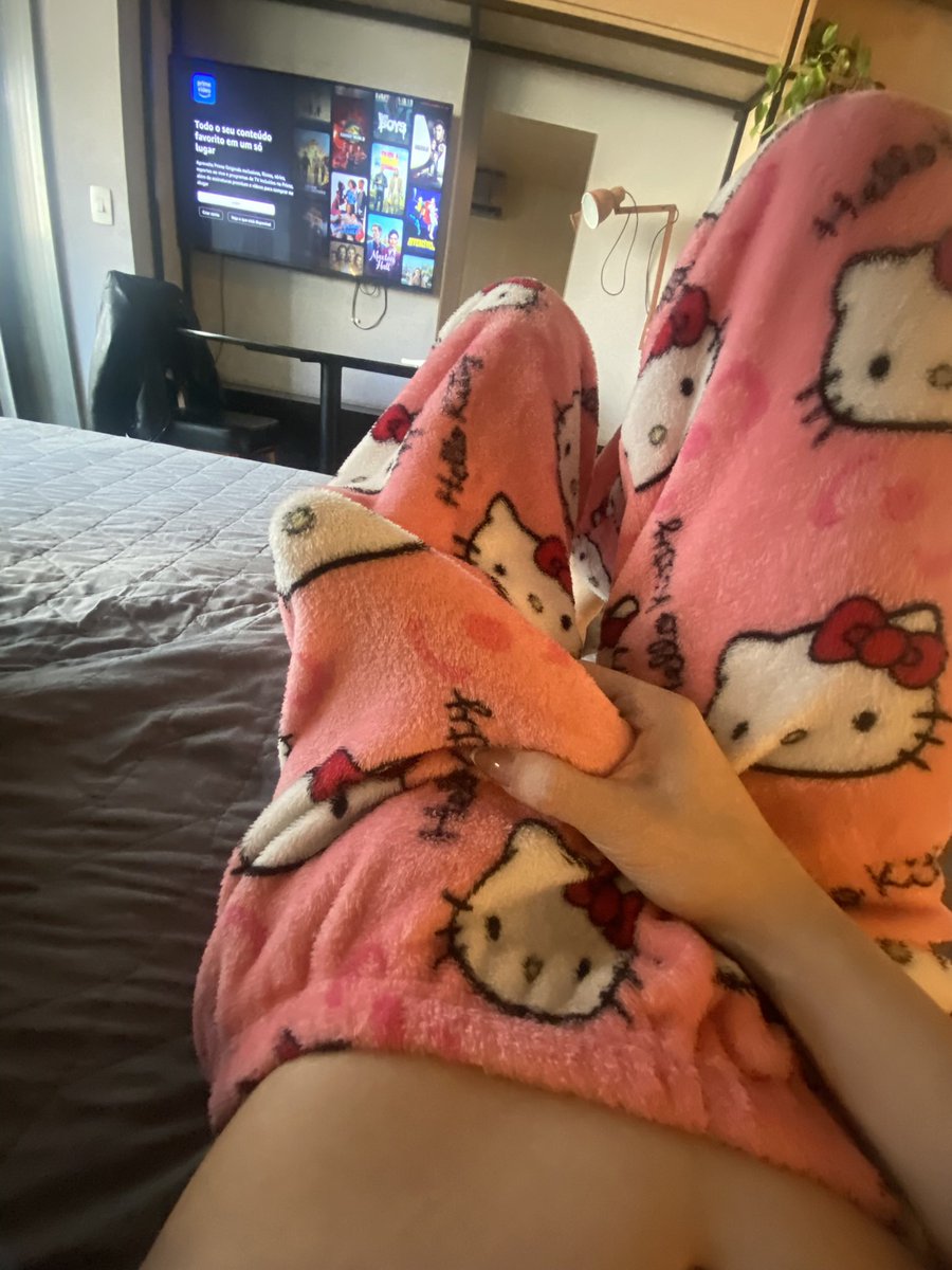luahlte's tweet photo. acordando com esse monstro duro dentro do meu pijama de princesa 😓 https://t.co/d6WvyPk4tc