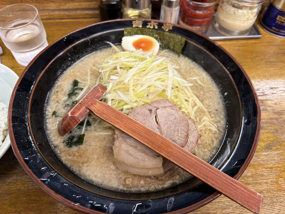 onigirinomemo's tweet photo. 2026/7/31 川口 青木亭
ネギチャーシュー麺大+ライス 1600円？
前日から続けてラーショ系のお店へ
しょっぺぇ！美味い！！！
パンチっていいんですよねえ
いい感じに浮腫みつつ、美味しくてパやりつつ幸せなランチでしたわ
平日はご飯目当てでしか生きていけないですな https://t.co/YCrapzo0Q3
