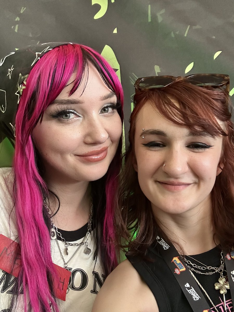clownsmut_'s tweet photo. @dearestcitrus She was so nice when I met her at Warped and I looked like a sweaty nightmare https://t.co/tUy5KFUnKx