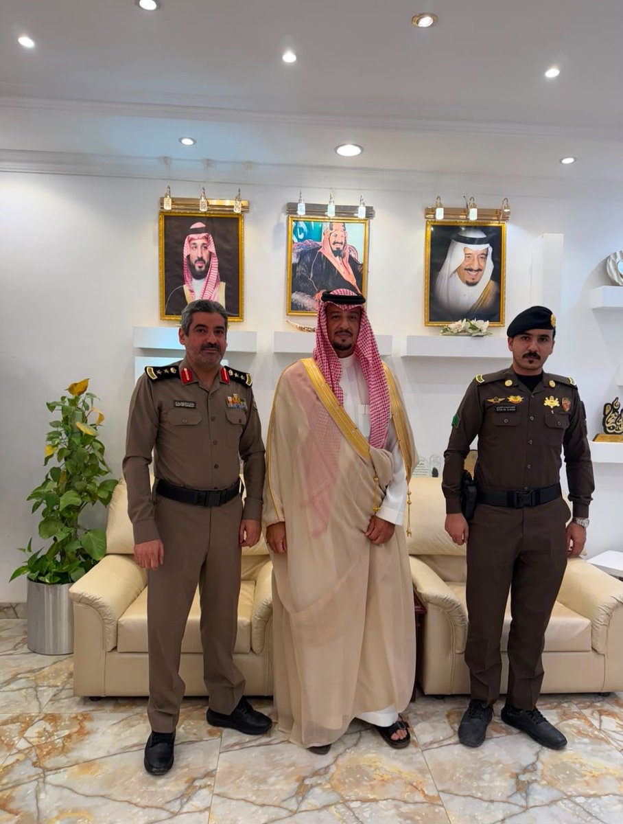 dilam_321's tweet photo. قام سعادة محافظ #الدلم المكلّف 
الأستاذ عبدالرحمن بن محمد بن شعيل بزيارة تفقدية لعدد من إدارات الأجهزة الأمنية بمحافظة الدلم شملت شرطة المحافظة والدفاع المدني وشعبة المرور والدوريات الأمنية.

واطّلع سعادته خلال الزيارة على سير العمل والجهود المبذولة في خدمة أمن المحافظة وسلامة المواطنين والمقيمين مثمنًا ما يقدمه منسوبو هذه القطاعات من أعمال ميدانية وجهود متواصلة تؤكد جاهزيتهم وتفانيهم في أداء واجبهم
وفي ختام الزيارة قدّم سعادة المحافظ شكره وتقديره لكافة منسوبي الأجهزة الأمنية مشيدًا بإخلاصهم وتفانيهم في أداء مهامهم ومتمنيًا لهم دوام التوفيق والسداد في خدمة الدين ثم المليك والوطن.