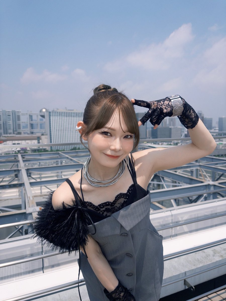 __pianeko's tweet photo. シーオンピアノの杏���です🎹💛

#TIF2026 一緒にかけぬけたね！

楽器アイドルだから音響やセッティングも大変な中、毎年コラボステージを企画してくださるTIFさんに大感謝なのです ;  ; 

ショルキー響かせまくったよおお
イケてた？

みんなの汗だく真っ黒姿だいすき♡
愛おしかったよまた来年ね🤝 https://t.co/ady9p7xxMd