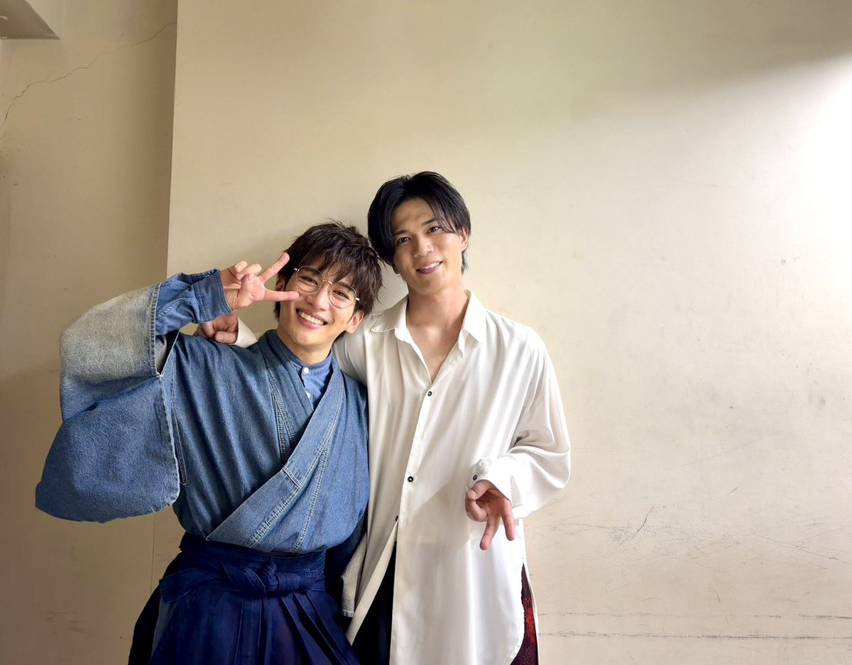 yohei_isshiki's tweet photo. ファンクラブ『一色家』
竣工３周年記念イベント

ご来場下さった皆様
エールを送って下さった皆様
本当に本当に有難うございました。

ーーーーーーーーーー

ファンクラブを開設させて頂いてから、自分の心が丈夫になってきているのがわかります。

それはやっぱりですね……漠然とした「お客様」に作品をお届けするのではなく、「誰に」お届けしたいかが、明確になったからだと思います。

応援下さっている方の顔が浮かぶだなんて、こんっなに贅沢なことはありませんよ。

早稲田の劇研で、「いつか毎日お芝居ができるようになりたいな。ファンレターとか頂いてみたいな」と夢を抱いていた自分に、本当に教えてあげたいです。

君が思うよりも、何倍も何倍も素敵な出会いが沢山あるよと。

そして君が思うよりも、何倍も何倍も君のお芝居は沢山の人に支えられるんだよと。
ーーーーーーーーーー

今日は本当に有難うございました。

暑い中ご来場下さったこと
遥々ご来場下さったこと
ご予定を空けて下さったこと
大切なお金を使って下さったこと

全部全部、この文章ではとてもお伝えしきれないほどに感謝しております。

皆さんのお顔を見られたこと。イベントの企画一つ一つを楽しんで頂けたこと。お見送りで握手させて頂けたこと。全部が全部、僕にとっては34歳を走ったご褒美でした。

ーーーーーーーーーー

こんな贅沢なご褒美を頂いて
新しい一年を走れないわけがありません。

一作、一作。
よく勉強して取り組んで参ります。

そして走って走って走ったその先で
またお会い致しましょう。

ファンクラブを『一色家』という名前にして本当に良かった。そう思いながら、お見送りを過ごしておりました。

また、絶対集まりましょう。
また、一緒に沢山笑いましょう。
最っ高の家族団欒の時間でしたね！！！

一色洋平より

ーーーーーーーーーー

《大変有難いことに、全てのグッズが会場で完売となりました。スタッフチームと共に、なるべく早く通信販売を展開できるよう頑張りますので、続報をお待ち頂ければと思います。》
