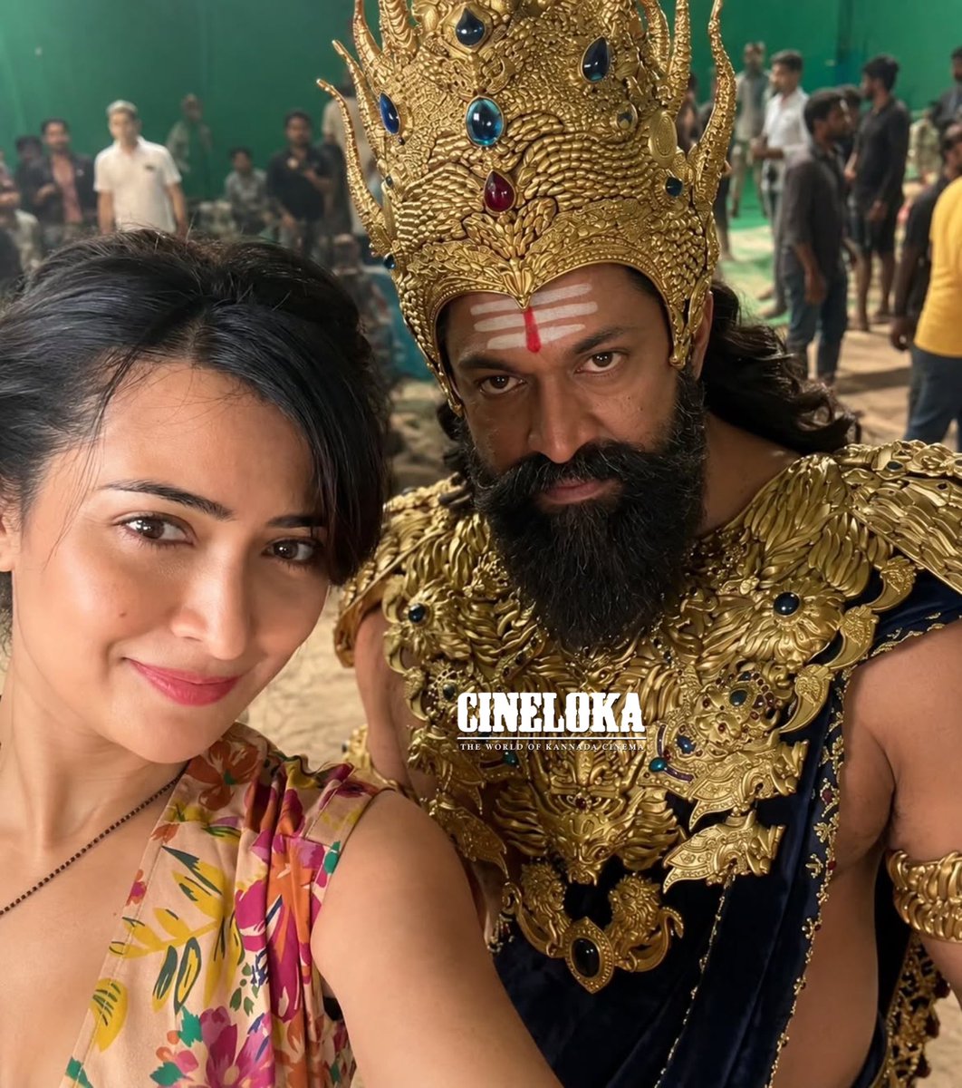 cineloka's tweet photo. ರಾವಣ ಲುಕ್ ನಲ್ಲಿರುವ ರಾಕಿಂಗ್ ಸ್ಟಾರ್ ಯಶ್ ಜೊತೆ ಸೆಲ್ಫಿ ತೆಗೆದ ರಾಧಿಕಾ ಪಂಡಿತ್.

#Yash #RadhikaPandit #Ramayana #Ravana https://t.co/df7shIqiG4