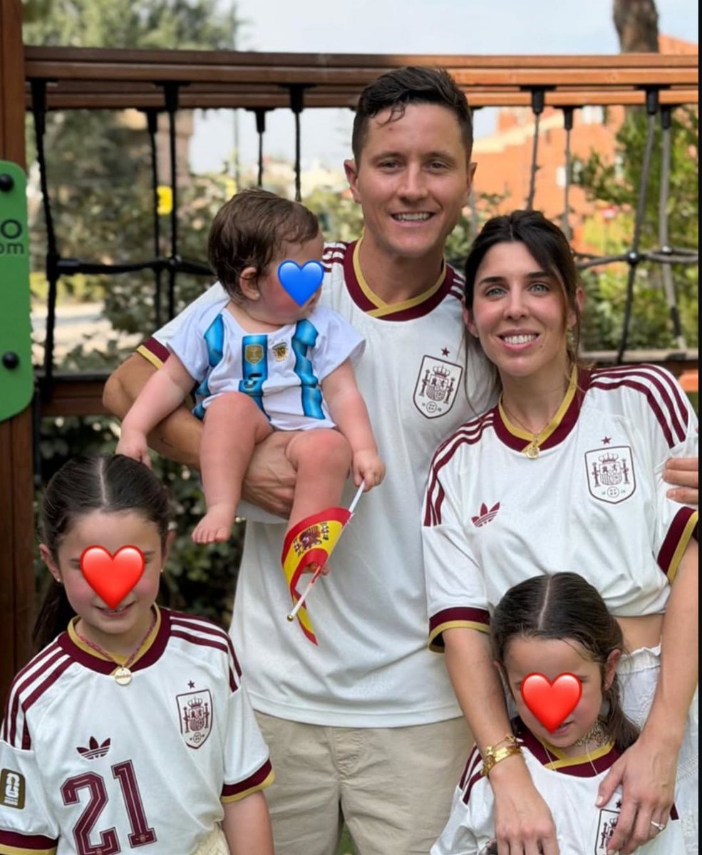 TatiiiCABJ's tweet photo. Ander Herrera poniéndole la camiseta de Argentina a su hija nacida en Buenos Aires 😭😭😭😭 te querré toda la vida gallego https://t.co/ZBJtR0MVTF
