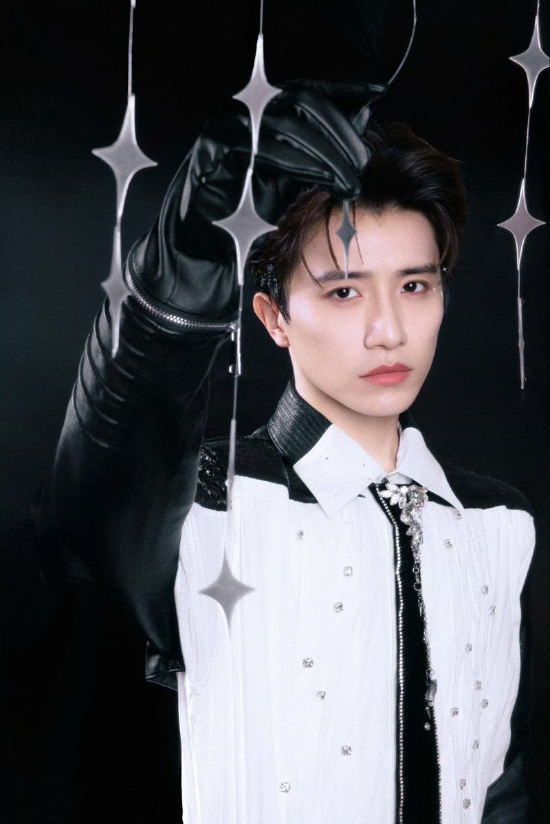 realTangBoYuan_'s tweet photo. 【20260801｜伯远 weibo】 

📸ภาพหนุ่มหล่อ
🌋伯远 2026「肆意盎然」巡回演唱会 杭州站 BOYUAN LIVE TOUR 2026
“LUSH” in CHENGDU

🔗https://t.co/rWLRXZKA4B

#伯远肆意盎然巡回演唱会
#伯远 #BoYuan #ป๋อหย่วน https://t.co/4I6JelUO2D