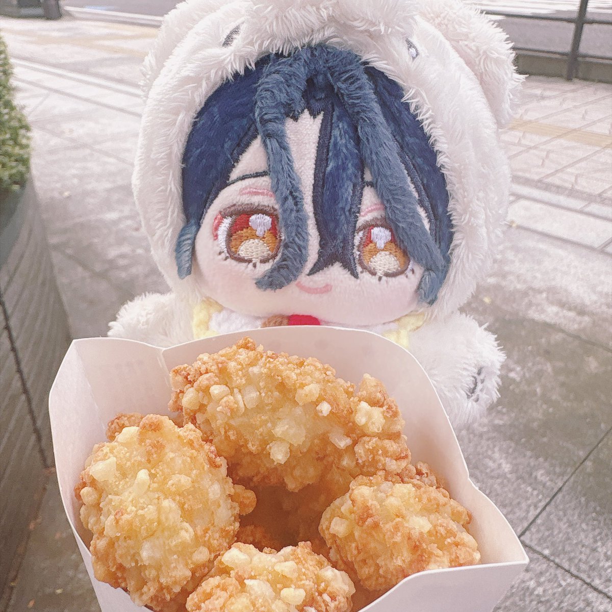 MchocolatFB's tweet photo. ライブ前の揚げた鶏肉はうまいんよな…チ🍗 https://t.co/iSMibUTbrR