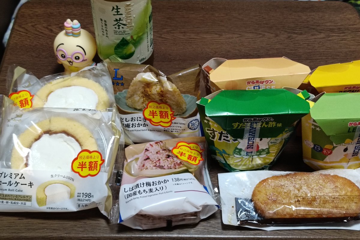 edophoenixDCD's tweet photo. 家から近いローソンでの買い物(0時閉店、6時開店)

買い物の帰り、20時過ぎたらホットスナック系は半額になるのを知ってたので来店、値引きシールはないですが、増量中のからあげクンが全種半額は良き😌

おにぎりも2個買ってお茶が1本無料、ロールケーキも半額です、からあげクンは冷凍して夕飯に😌 https://t.co/kPd62sqzwc