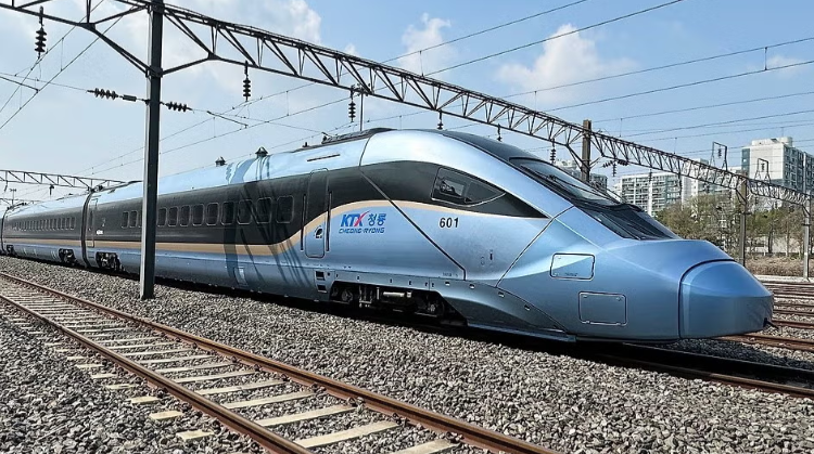 Aurora_5100's tweet photo. KTX 타는 사람들 꼭 보세요.

9월부터 KTX·SRT가 하나로 통합 됩니다.

- 명칭 → 모두 'KTX'
- 운임 → 약 10% 인하 (3년간 SRT 수준)
- 마일리지 → 결제금액 5% 적립
- 예매 앱 → 코레일+로 통합 (8월 3일 오전 9시 오픈)
- 운행 확대 → 주중 +23회 / 주말 +26회
- 좌석 확대 → 주중 1.5만석↑ / 주말 1.7만석↑

기차 자주 타는 사람이라면
9월부터 혜택이 꽤 커집니다.