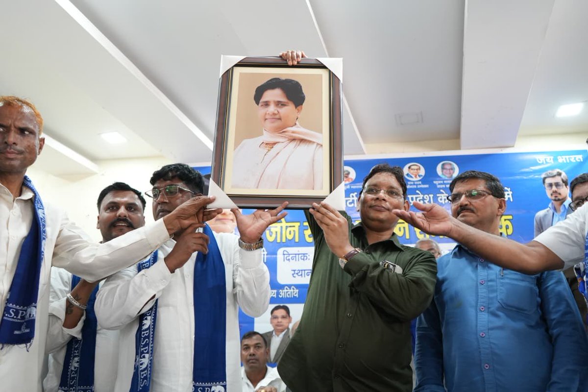 ramjigautambsp's tweet photo. आज हरियाणा प्रदेश की बैठक और हिसार जोन की समीक्षा बैठक में कार्यकर्ताओं ने इस साल एक लाख कार्यकर्ताओं को बनाने का लिया संकल्प. साथ ही जाट,प्रजापति,राजपूत,कम्बोज समाज के लोगों ने पगड़ी बाँध कर सम्मान किया अपने अपने प्रतीक चिंन्हो को भी दिया. हरियाणा में बसपा का कारवां बढ़ता हुआ. https://t.co/xGZhigqEf9