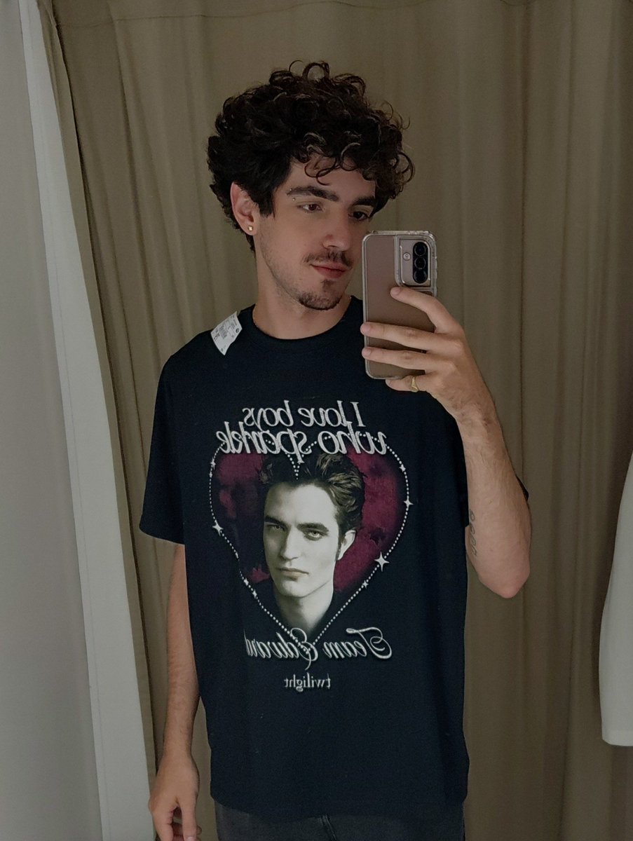 kzduard's tweet photo. comprei uma blusa do Edward de crepúsculo e me tornei o homem mais feliz do mundo https://t.co/mQDJccaDqB