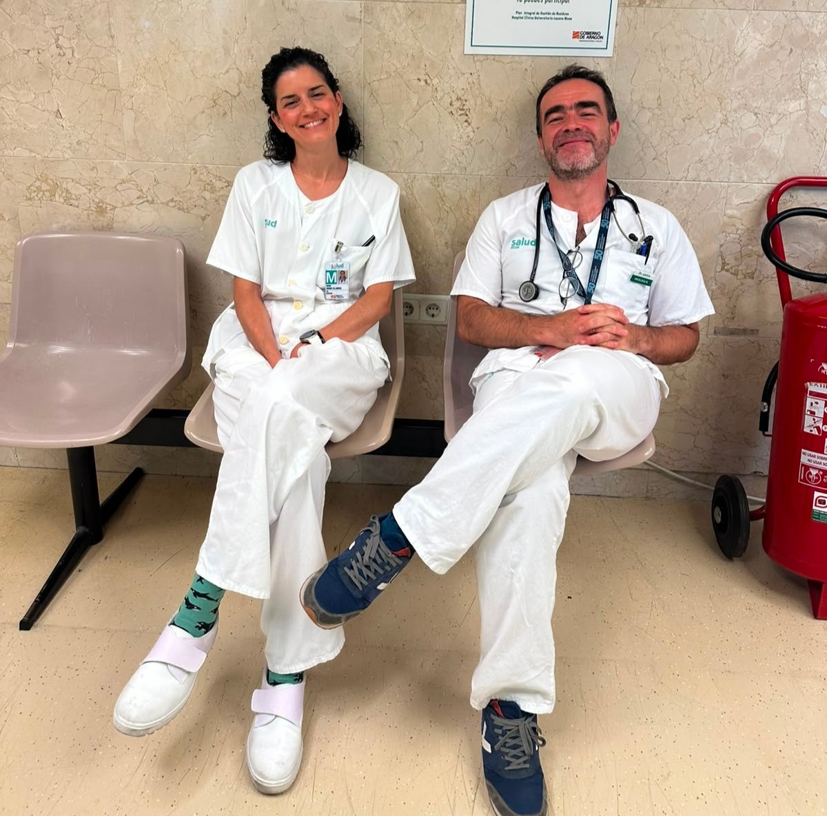 DrRodrigoLastra's tweet photo. Tras una semana dura, en un momento de descanso una amiga nos robó está foto. Me encanta!
 
@malvarezal ha sido mi co-tutora los últimos años. Muchos desvelos, ilusiones y preocupaciones compartidas. Ha sido un año complicado, pero con compañeras, con amigas asi...todo es + facil https://t.co/xk40gRRjAc