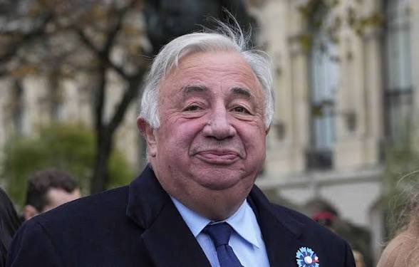 Guigz75116's tweet photo. La majorité de nos politiques ne sont pas là pour la France, je dirais même la quasi totalité. 

Ils sont là parce que la soupe est bonne.
Indemnités, appartements de fonction, voitures avec chauffeur, réseaux, postérité, et cette délicieuse sensation de se croire important.

La France ?

C’est le dernier de leurs soucis.

Un décor. Un prétexte. Un slogan qu’on sort quand les caméras tournent.

Et Gérard Larcher ?

Il n’est pas une exception. Il est l’archétype parfait. Le professionnel de la survie politique. 

Celui qui soutient de façade, qui ménage la chèvre et le chou, qui parle « d’unité » et de « responsabilité » tant que ça sert sa réélection au Sénat et son confort personnel.

Pendant que le pays s’enfonce, eux calculent.

Pendant que les Français trinquent, eux négocient leur place à table.

Ce n’est plus de la politique.

C’est de la gestion de carrière avec le drapeau tricolore en accessoire.​​​​​​​​​​​​​​​​​​​​​​​​​​​​​​​​​​​​​​​​​​​​​​​​​​

Pathétique.