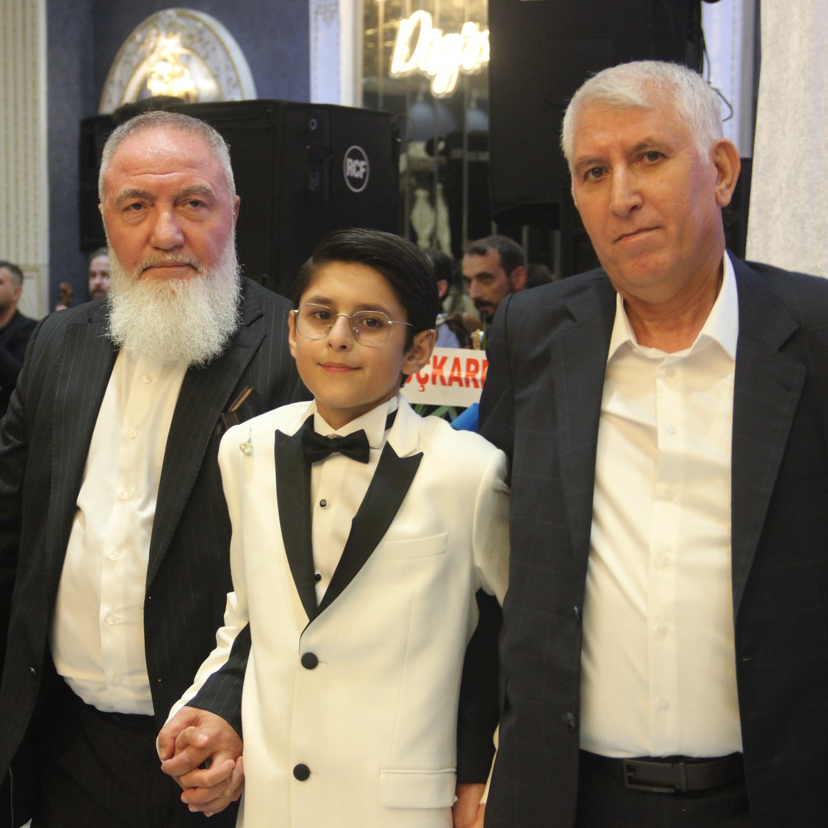 bosunatiklama's tweet photo. Şanlıurfa'da Pijan aşiretine mensup Kayan ailesi, düzenlediği sünnet düğününde takılan tüm takıları şehit aileleri, gaziler ve güvenlik korucularının üniversite eğitimi gören çocuklarına bağışlama kararı aldı. https://t.co/Pv99oTe231