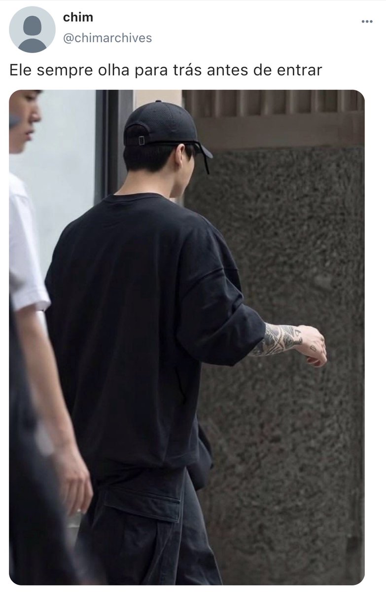 pjmsun13's tweet photo. #Jikookau  onde: 

Jeon Jungkook é o jogador de hóquei mais famoso do país. Além de atleta, é modelo e vive cercado por câmeras.
 
Park Jimin é um paparazzi conhecido por conseguir fotos que ninguém mais consegue.

O problema?

Jimin ultrapassa todos os limites para conseguir o furo do século e encontra um crime.