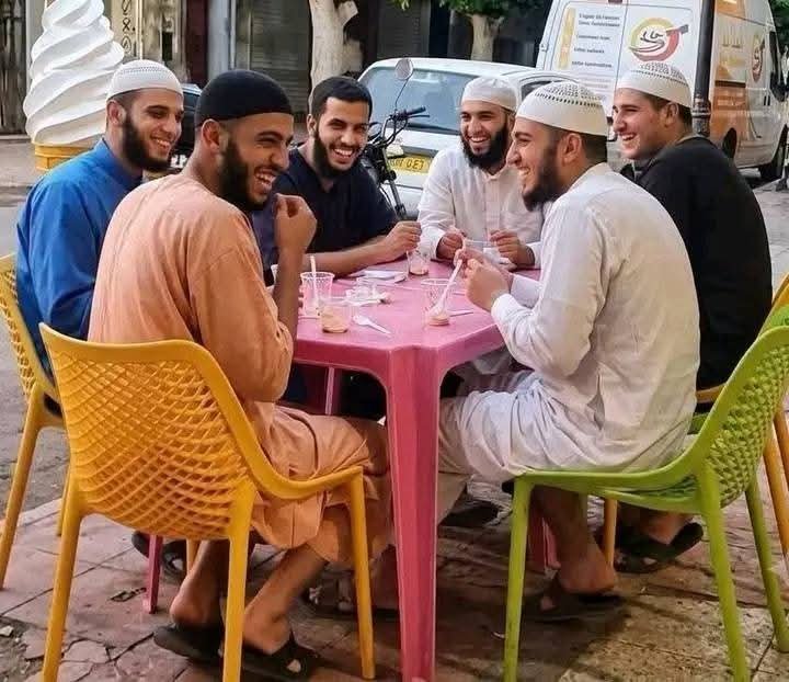 salafDz16's tweet photo. هؤلاء هم خيارأهل البلد وهم زينة بلدنا وهم صمام أمان البلاد والعباد

لا فوضى
ولا سرقة
ولا تخريب
ولا مسكرات
ولا مخدرات
ولا عري
ولا سب
ولا كفر بالله
ولا اعتداء
ولا اي شيء من هذا القبيل

واماالمنحطين أصحاب الملاهي وبيع الخمور والمسكرات والاعتداءعلى الناس في الشوارع هم شرمن يسكن بلدنا https://t.co/rHMfwGCm76