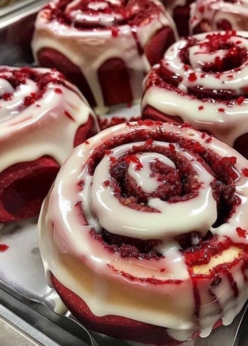 FoodPleaser's tweet photo. Red Velvet Cinnamon Rolls https://t.co/GLXKfMi5DQ
