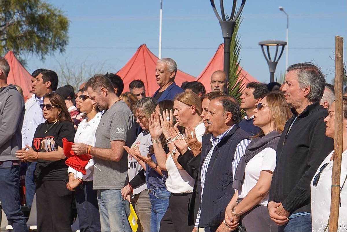 pietragallahora's tweet photo. En el día de ayer estuvimos en las conmemoraciones a 50 años del asesinato de Monseñor Enrique Angelelli, donde también se inhumaron los restos de Carlos Cayetano y Rosa Cristina Godoy, identificados por el EEAAF en la Perla,  Córdoba.

La provincia transformó Punta Llanos, el lugar donde se produjo el asesinato de  monseñor Angelelli , en un espacio donde se puede visitar el centro de interpretación y donde se encuentra su ermita.

Nuestros mártires son cercanos, familia, curas, compañeros y compañeras, y ellos  nunca dudaron en poner el patrimonio más grande que tiene el ser humano, la propia vida, en la lucha por una patria libre, justa y soberana.
Por que hay que seguir andando nomás, hay que seguir andando!