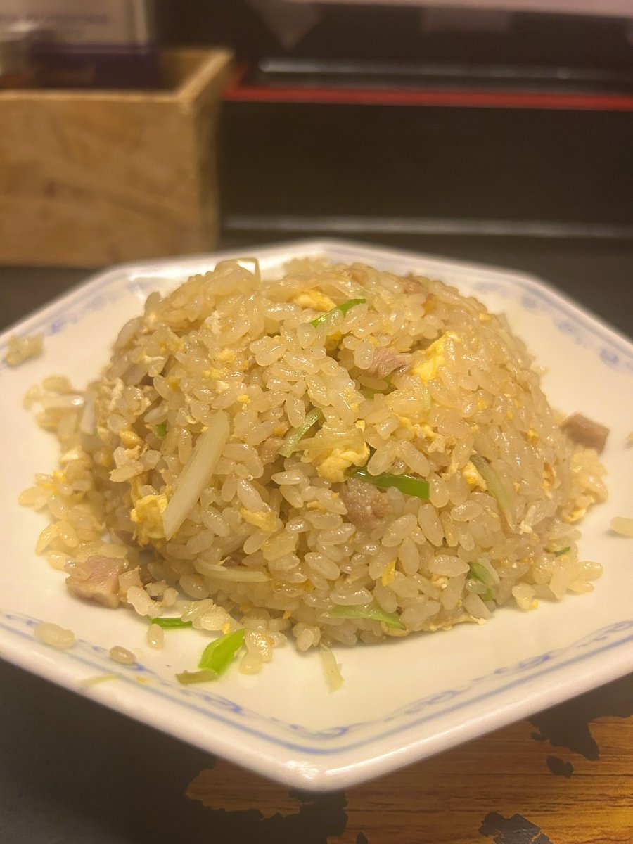 outimenTV's tweet photo. チャーハン

【材料】
ご飯 200g
チャーシュー 30g
ネギ 20g
卵 1個

【調味料】
粉調味料は米重量に対して各0.8％
塩 
うま味調味料 
砂糖 

液体調味料は米重量に対して1.2％
酒 
濃口醤油 

炒め用
油 大さじ1強

粉系は合わせるのおすすめ。
焼豚の量で塩味量変わります。
コショウはテーブルで https://t.co/8zBOK30FjW